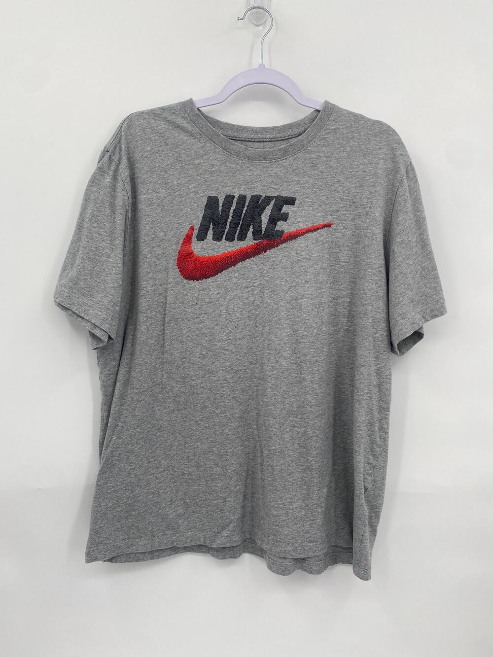The Nike Tee Embroidered Look Gray Swoosh Logo Red Shirt Men's XL Ar4993-063